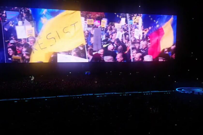 Scene din timpul protestelor de la Bucureşti, proiectate la un concert U2