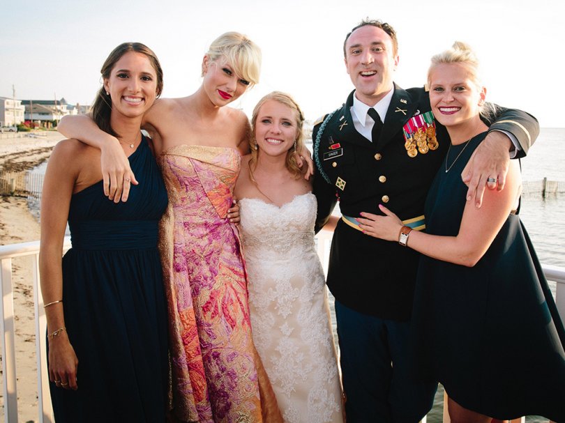 FOTO: 8 celebrități care au apărut la nunțile fanilor și au surprins pe toată lumea