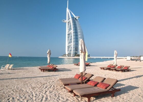 Vizită de succes a Guvernului nostru în Emirate! Vom importa mii de tone de nisip fin pentru plajele noastre pline de scoici și mizerii!