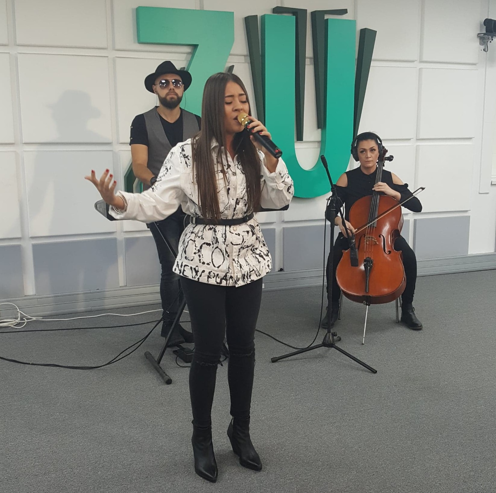 VIDEO: Nicole Cherry a cântat Dansează amândoi în premieră live la ZU