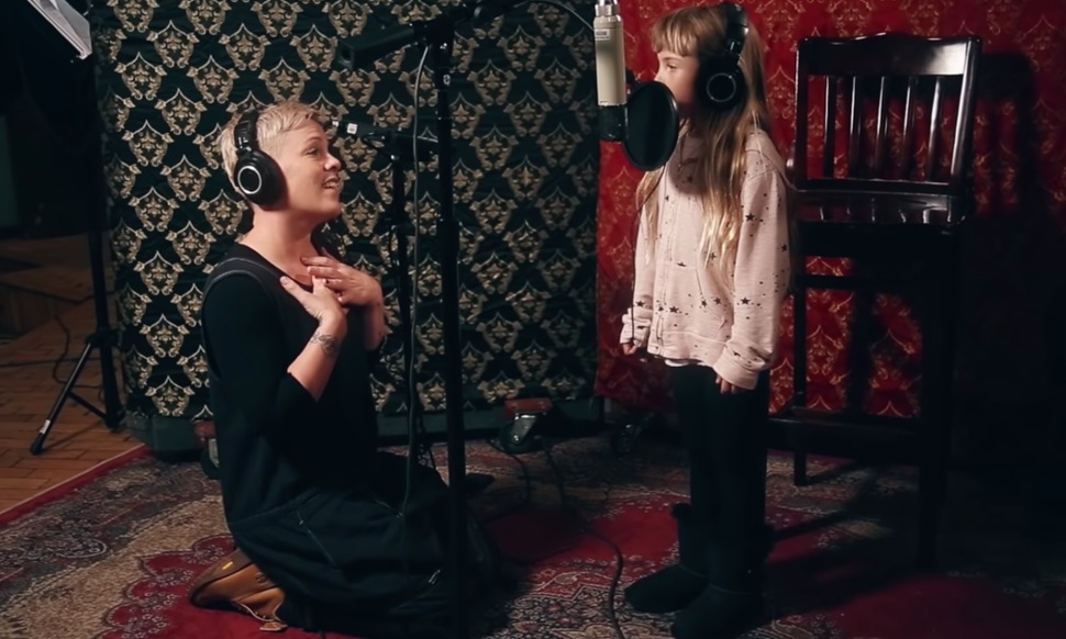 VIDEO | P!nk cântă pentru prima oară alături de fiica ei, Willow. Vezi clipul care-ți va face #PieleDeGăină!