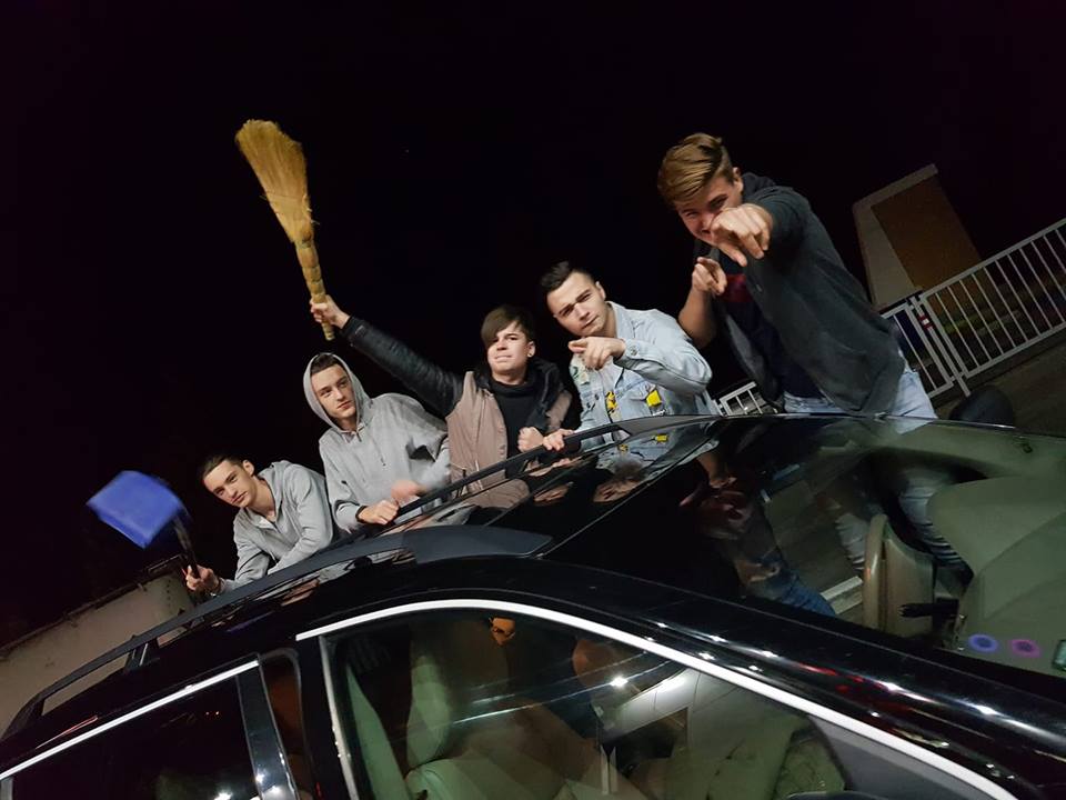 VIDEO: Băieții de la 7 Klase au improvizat un concert în parcare la Radio ZU