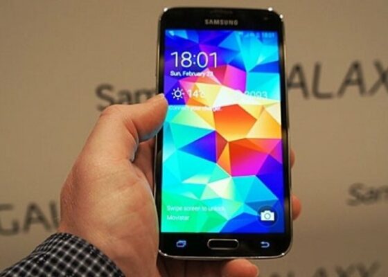 După telefonul pliabil, Samsung va lansa și primul smartphone pentru stângaci!