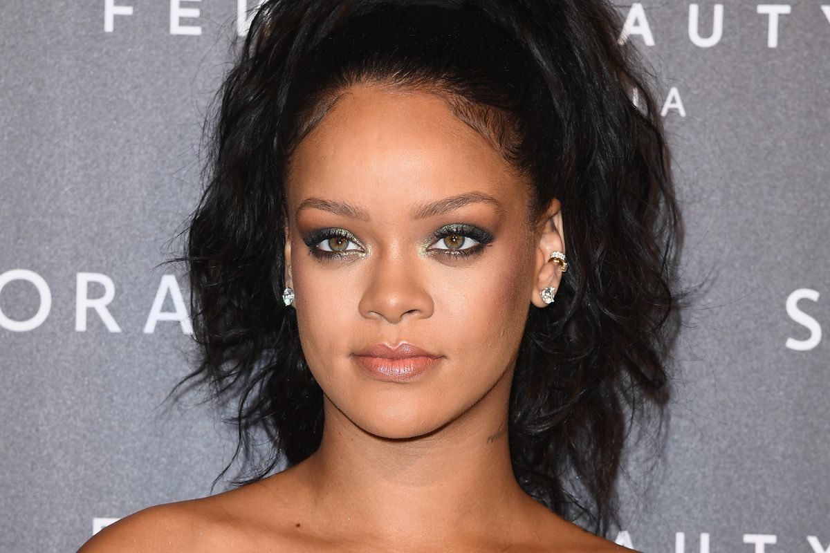 VIDEO: Rihanna te învață cum să te machiezi în 10 minute