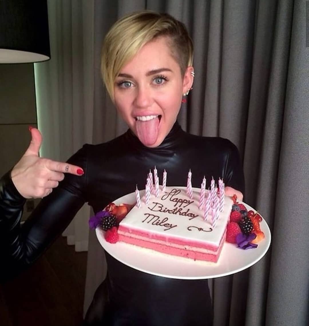 Miley Cyrus împlinește astăzi 26 de ani. Uite 12 lucruri pe care probabil nu le știai despre ea!