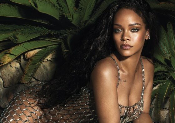 FOTO: Rihanna își promovează colecția de lenjerie cu o fotografie topless