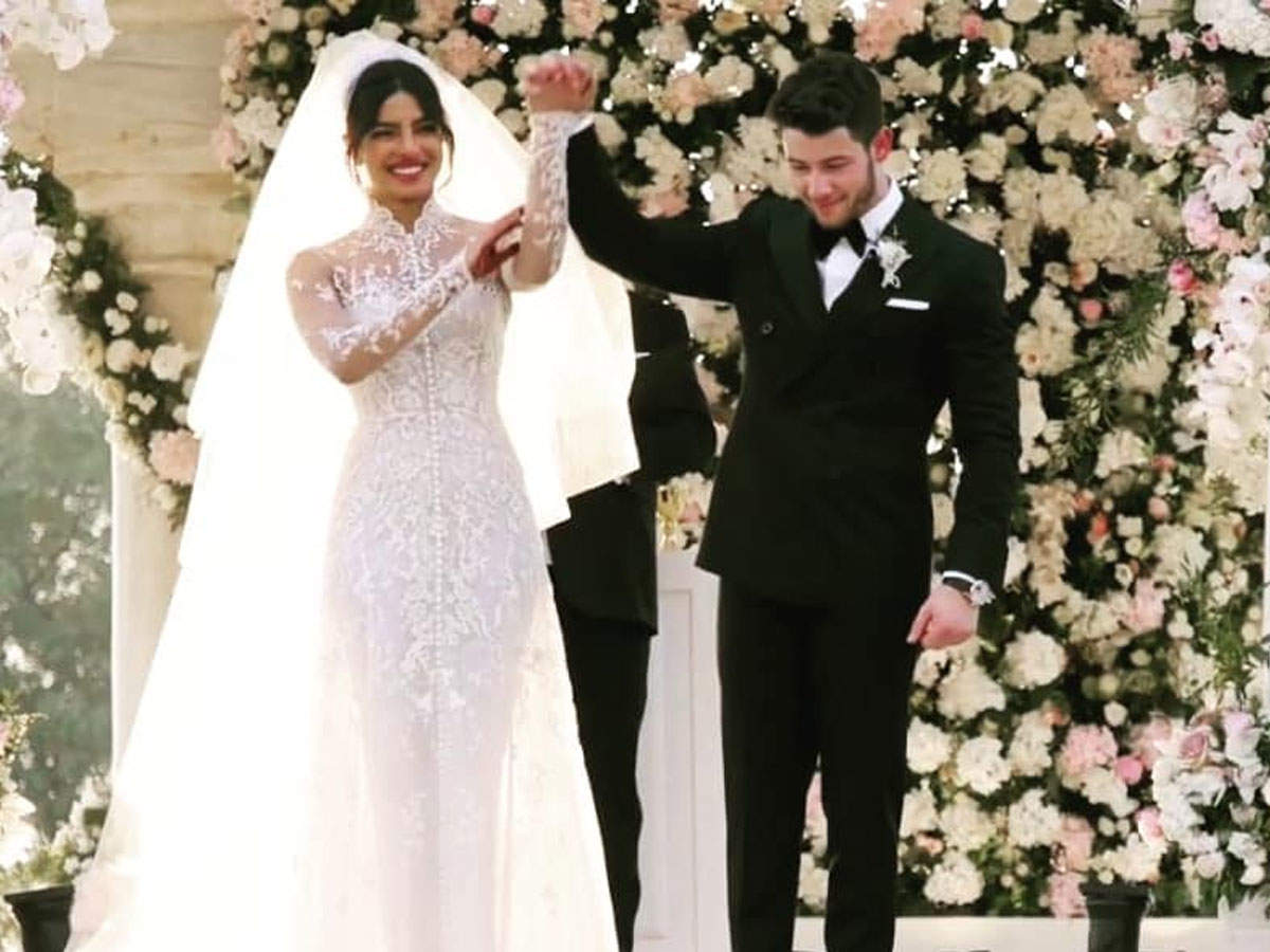 FOTO: Priyanka Chopra a schimbat trei rochii de mireasă pe parcursul nunții cu Nick Jonas