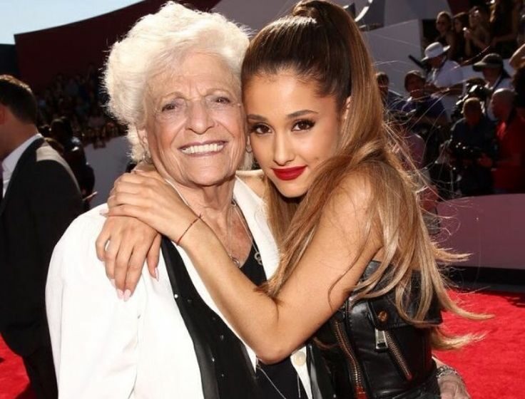 Așa cevaaa! Ariana Grande și bunica ei de 93 de ani s-au tatuat