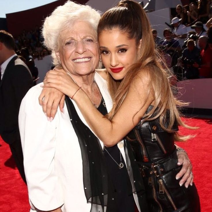 Așa cevaaa! Ariana Grande și bunica ei de 93 de ani s-au tatuat