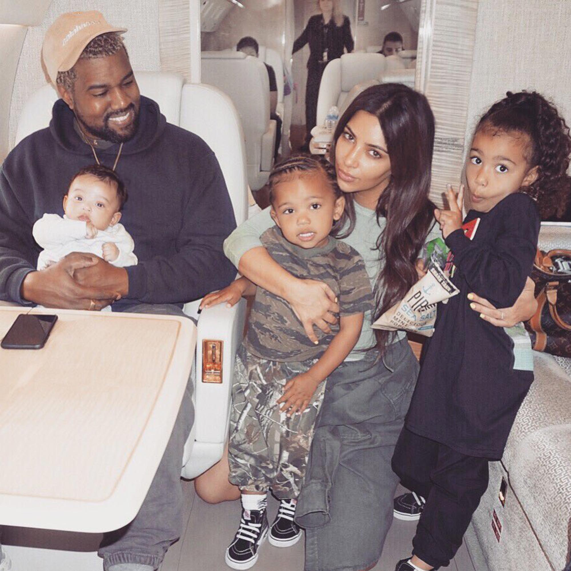 Kim Kardashian și Kanye West așteaptă al patrulea copil. Au apelat la o mamă surogat