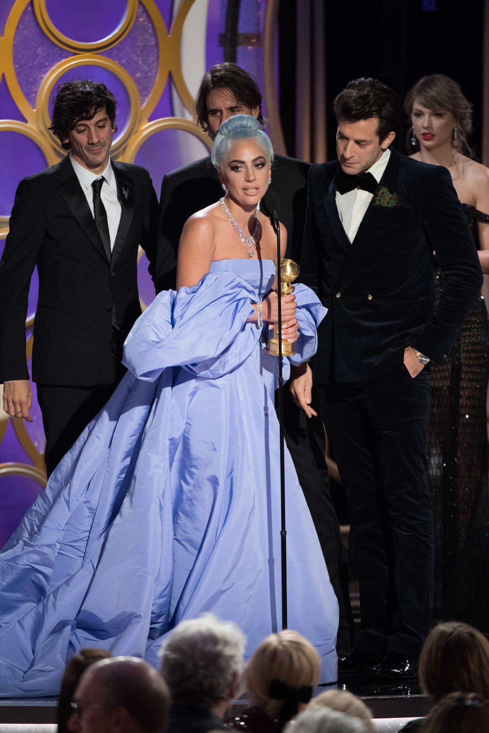 FOTO: Rochia lui Lady Gaga, motiv de dezbateri pe internet. Ce culoare e?