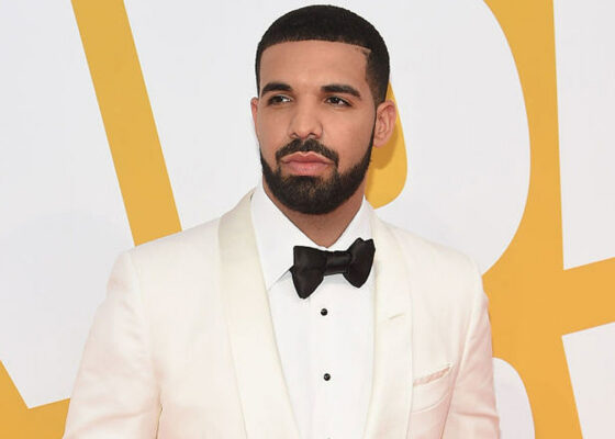 VIDEO OMG | Drake a sărutat o minoră pe scenă, în timpul unui concert, și și-a pus internetul în cap