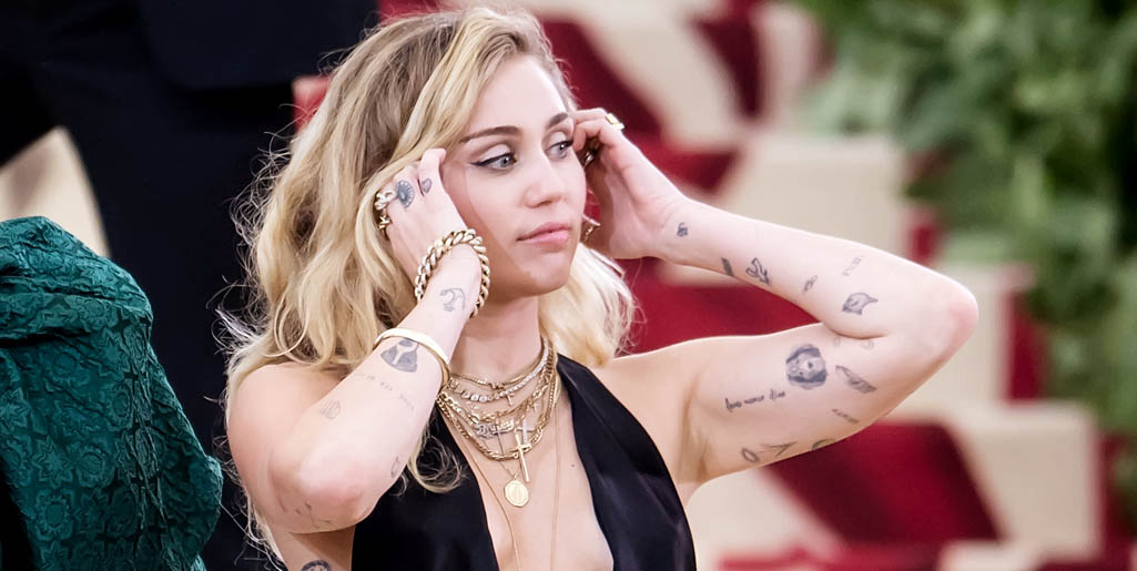 FOTO | Miley Cyrus și-a făcut un nou tatuaj. Uite ce și-a scris!