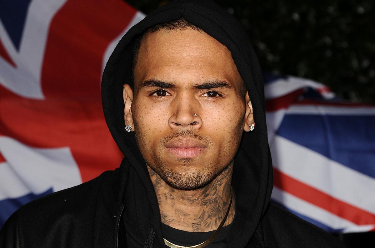 Chris Brown nu se lasă. O acuză de defăimare pe femeia care l-a băgat în pușcărie