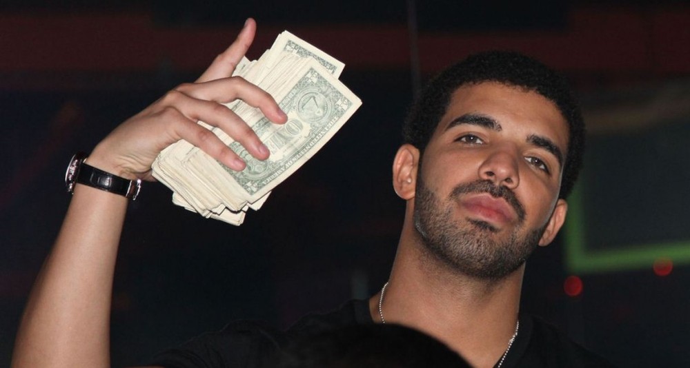 Drake nu se uită la bani când comandă de la fast-food! A lăsat 10.000$ bacșiș!