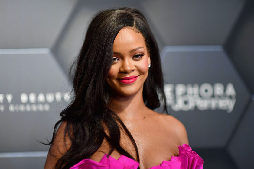 VIDEO | Rihanna spală pe jos, iar fanii au luat foc