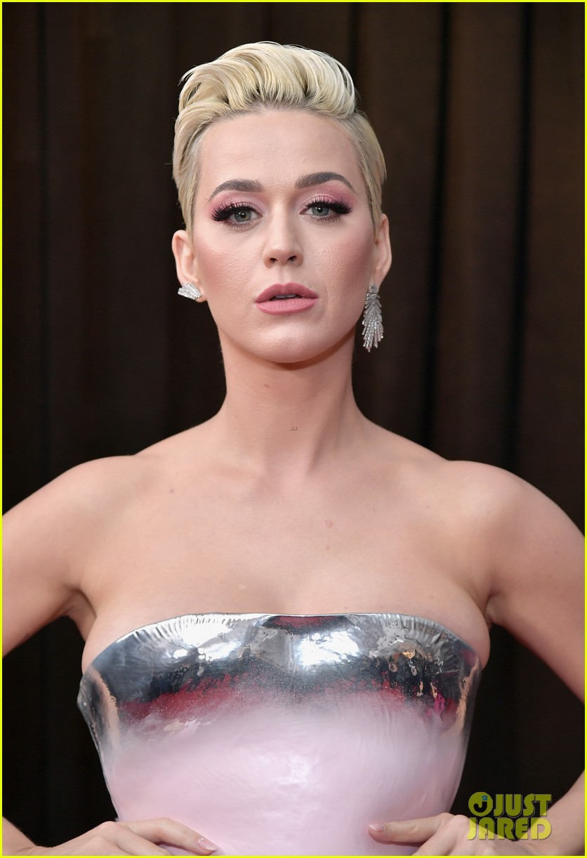 Katy Perry, ținta glumelor pe internet: „Cum ai putut să ieși așa din casă?”