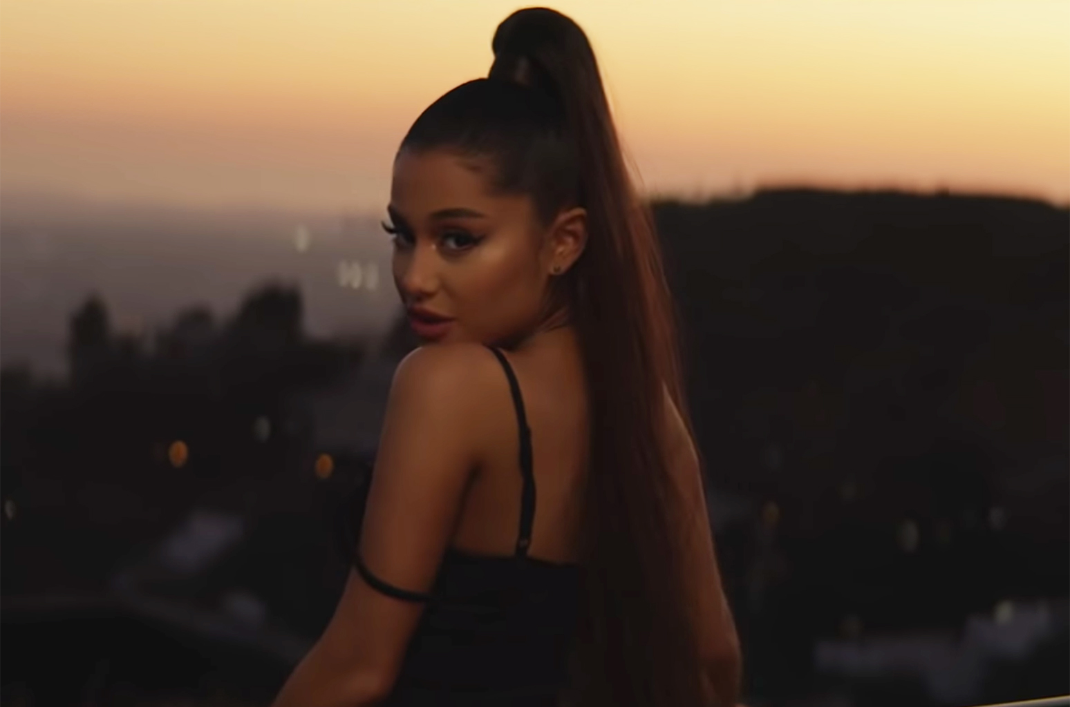 VIDEOCLIP NOU: Ariana Grande – break up with your girlfriend, im bored