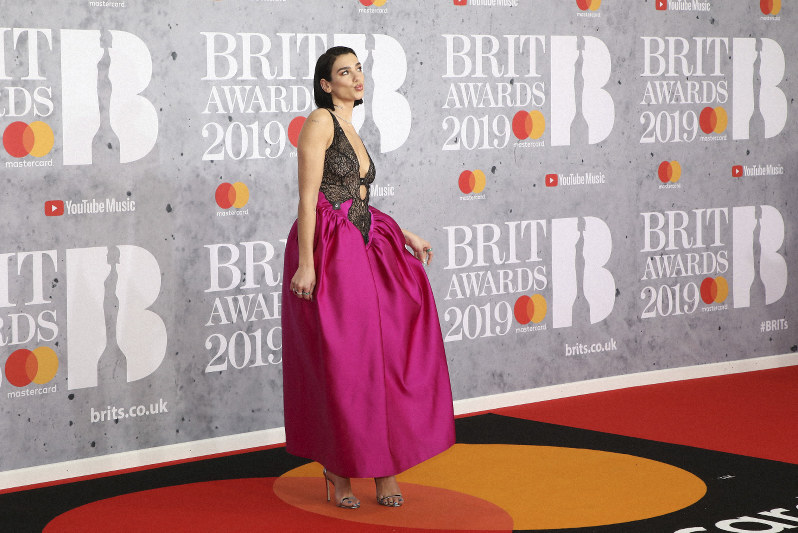 Top 10 cele mai APRECIATE ținute ale vedetelor la Brit Awards 2019