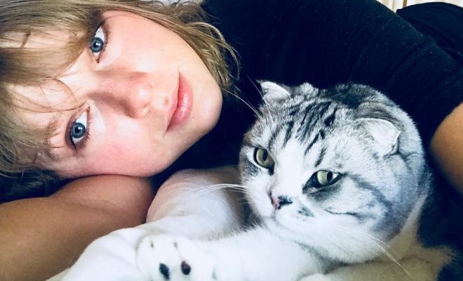 ZECE celebrități care s-au pozat împreună cu pisicile lor și au făcut senzație pe internet