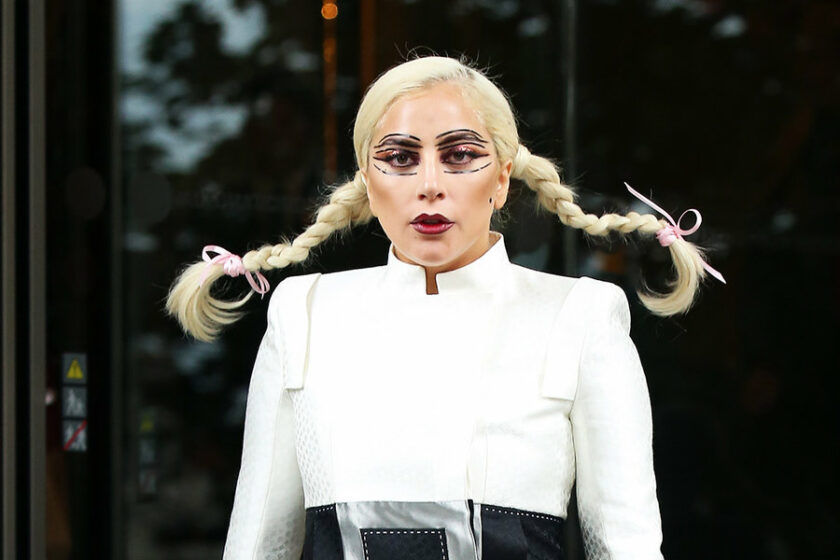TOP 15 cele mai CRAZY outfit-uri pe care le-a purtat Lady Gaga vreodată
