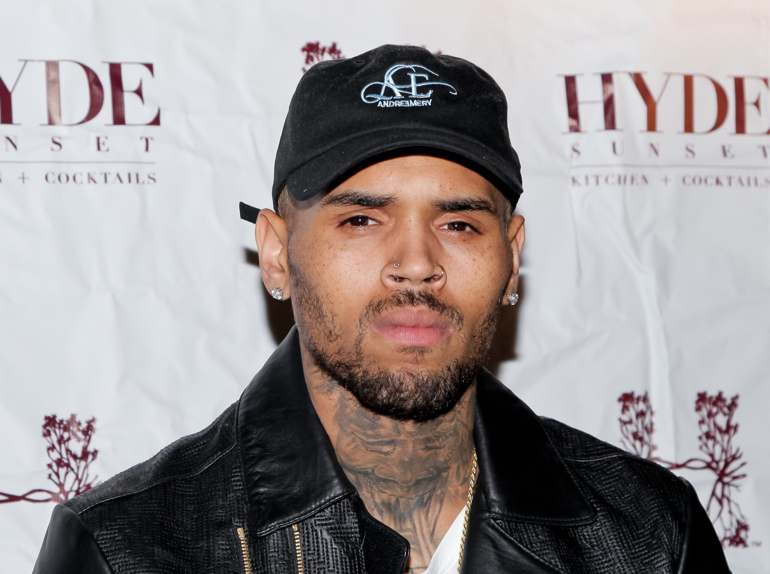 Chris Brown fuge de justiție? Artistul a lipsit de la audierea într-un caz în care a fost acuzat de viol
