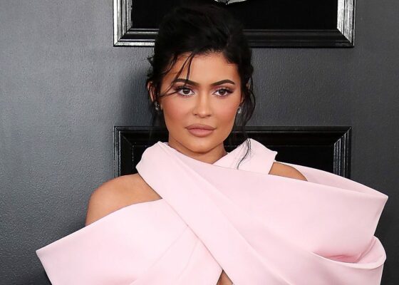 O nouă extravaganță marca Kylie Jenner! Cât costa ultima rochie purtată de vedetă