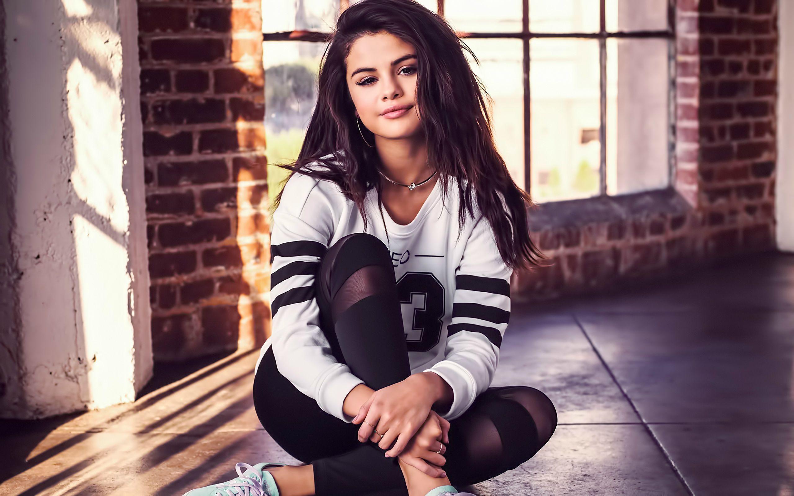 Selena Gomez s-a întors în timp. Uite ce look a adoptat artista!