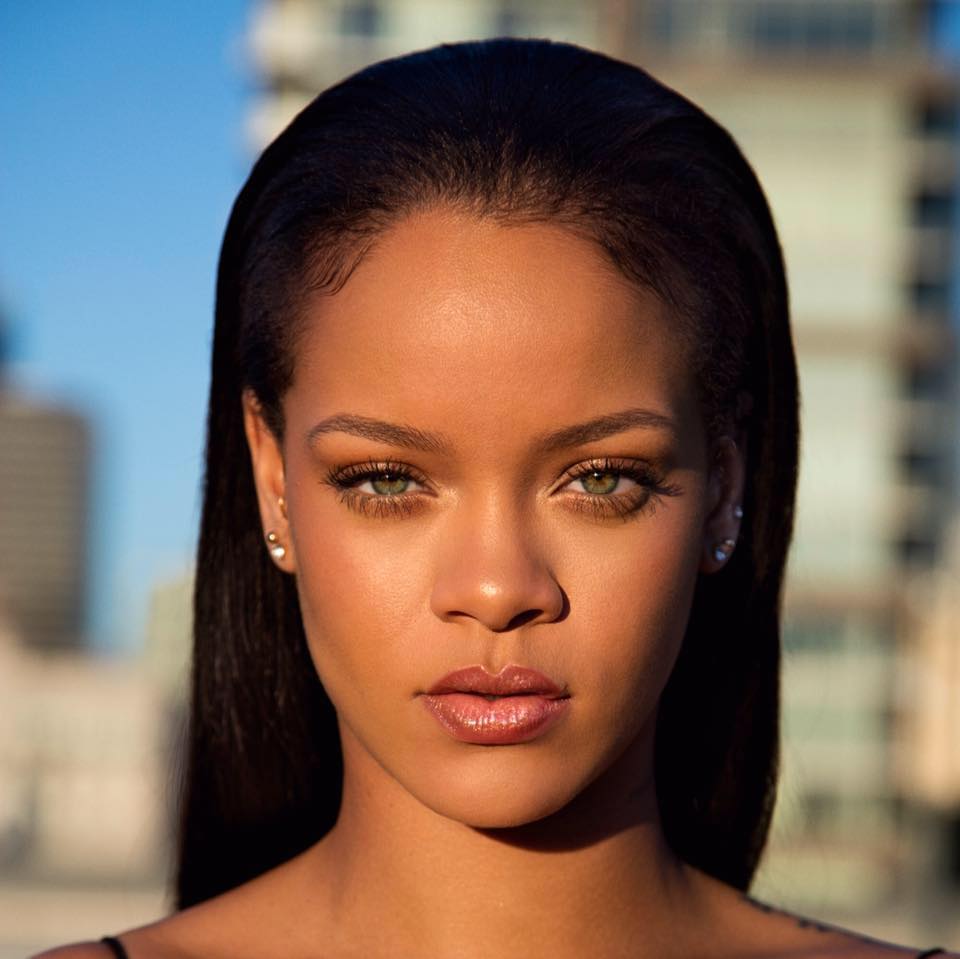 Rihanna, acuzată de plagiat. Uite pe cine au spus fanii că a copiat!