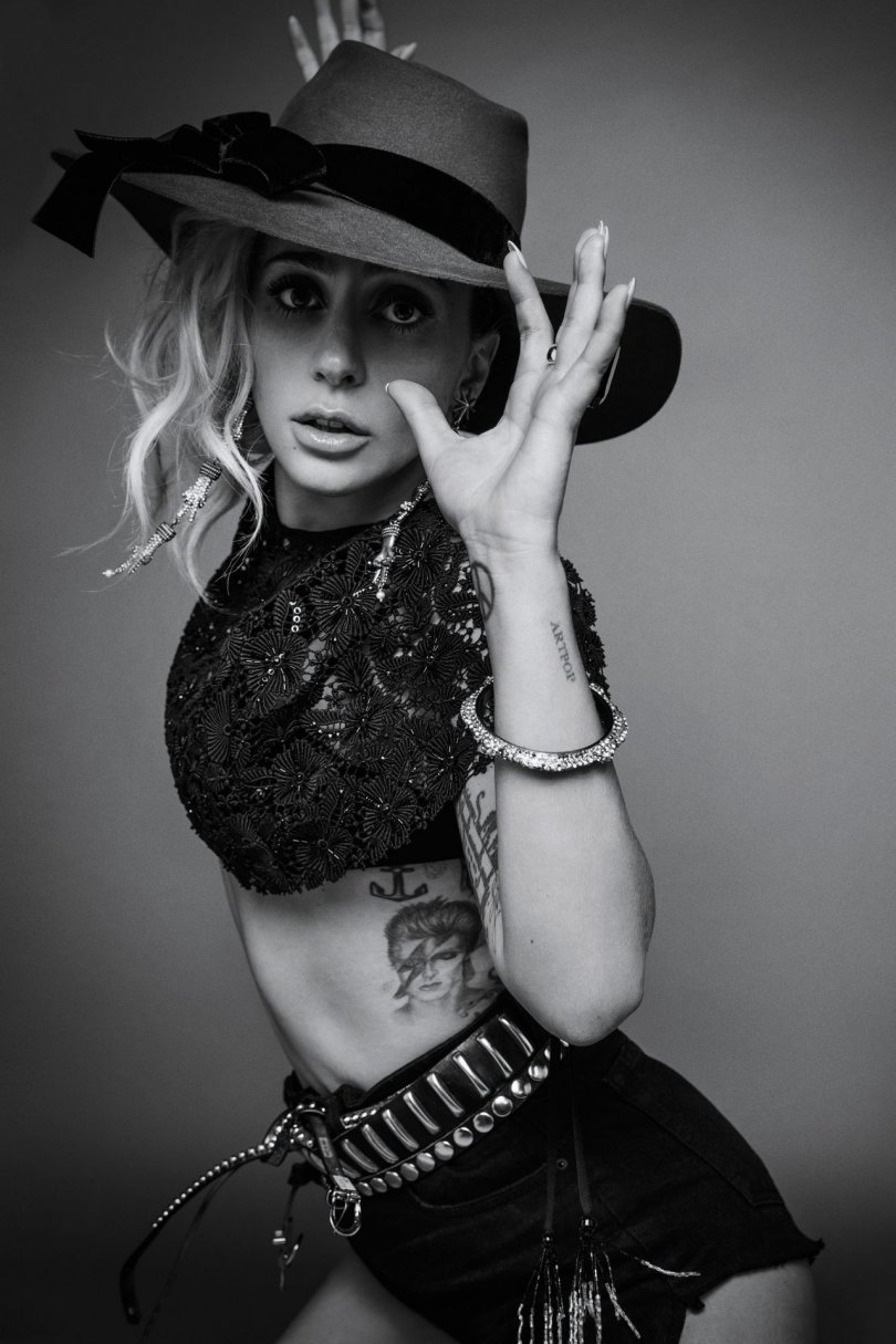 FOTO HOT | Uite cum își promovează Lady Gaga produsele cosmetice!