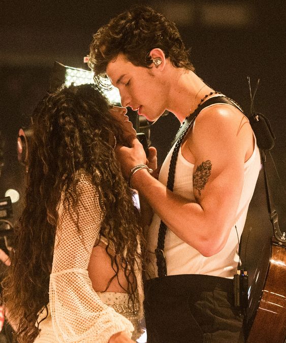 WOW! Camila și Shawn chiar s-au sărutat la VMA 2019, dar nu pe scenă