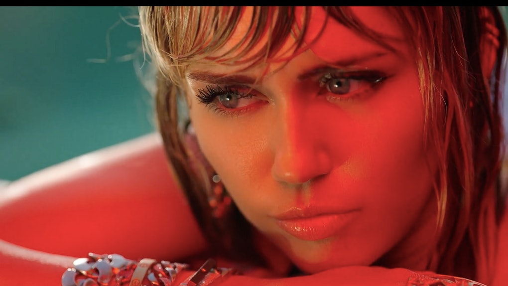 VIDEOCLIP NOU | Miley Cyrus – Slide Away