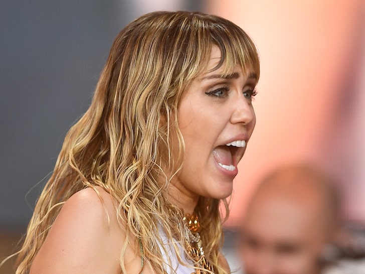 OMG! Un fan obsedat de Miley Cyrus a vrut să o lase însărcinată. Uite ce i s-a întâmplat!