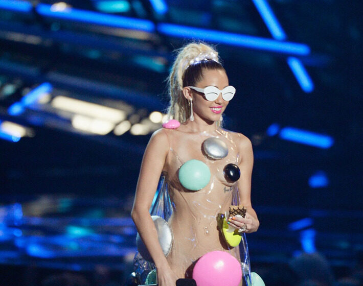 TOP ZECE cele mai CIUDATE ținute purtate de Miley Cyrus pe scenă