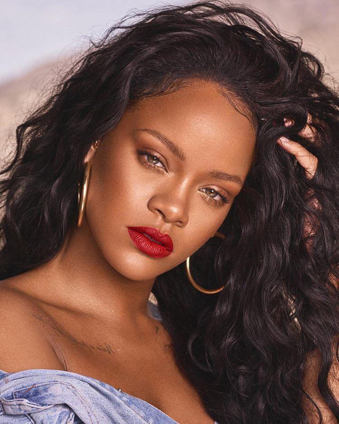 TOP 13 lucruri pe care Rihanna a dat o avere