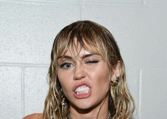 FOTO HOT | Miley Cyrus a lăsat să se vadă mai mult decât trebuia. Uite cum s-a pozat artista!