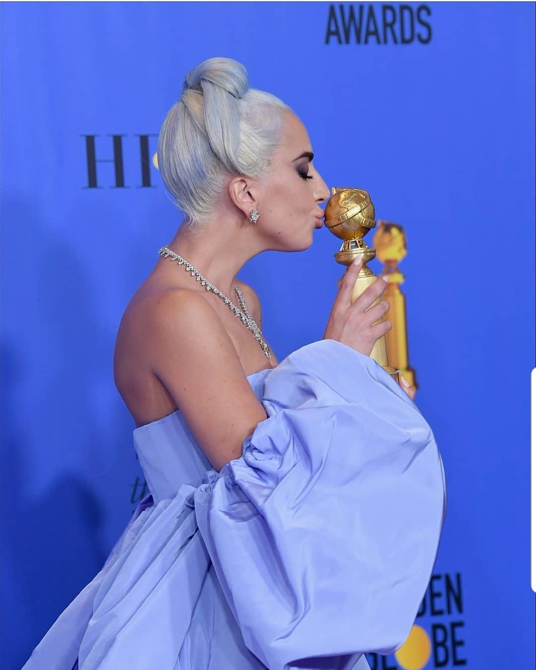 OMG! Rochia purtată de Lady Gaga la Globurile de Aur a fost furată. Uite cine o scoate la licitație!