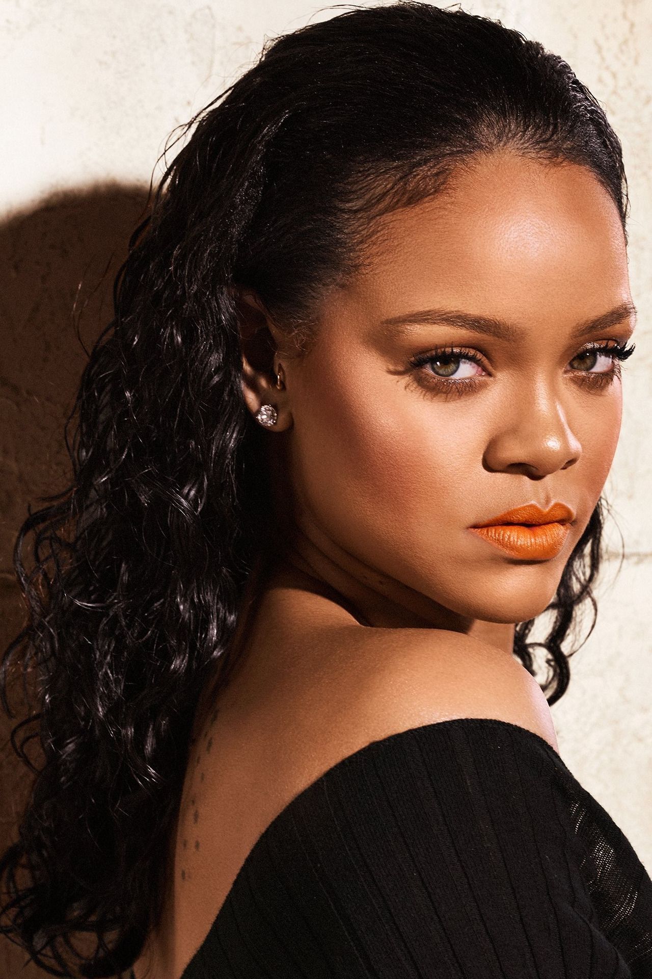 Rihanna, dur criticată de către o fană. Uite ce replică i-a dat artista!