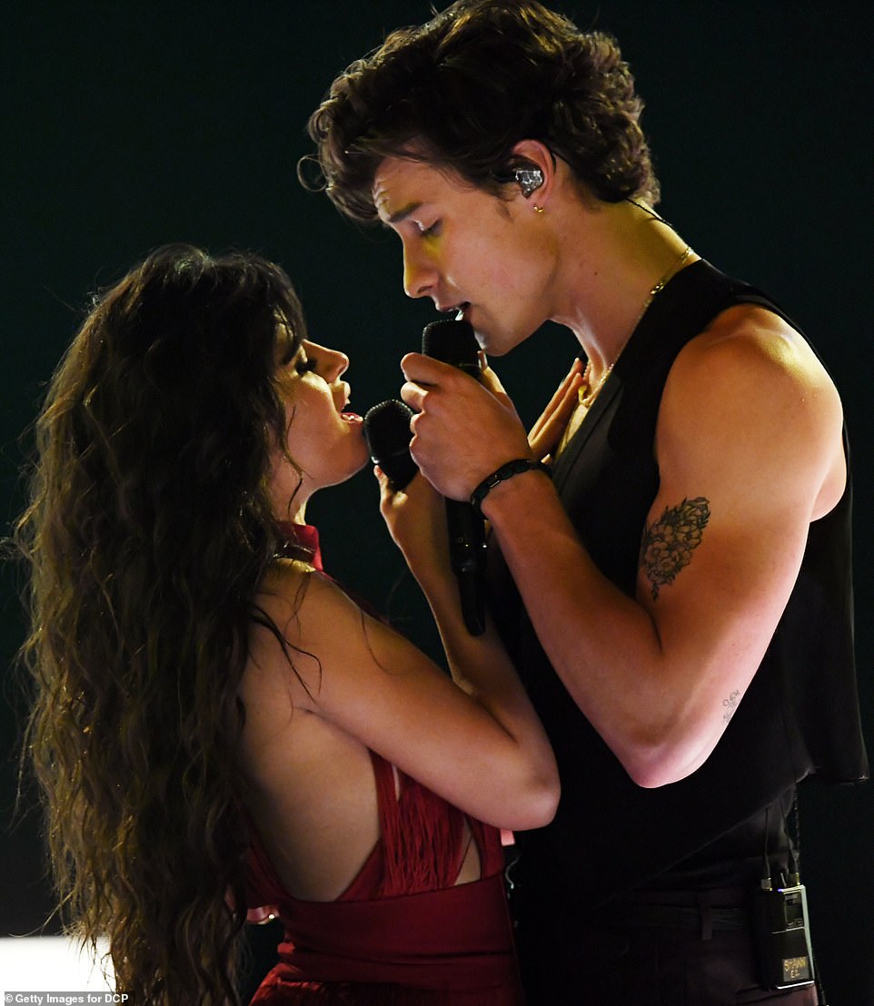 VIDEO | Shawn Mendes și Camila Cabello, cel mai așteptat moment de la AMA 2019. S-au sărutat?