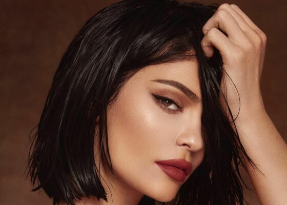 WOW | Uite cum arată părul natural al lui Kylie Jenner!