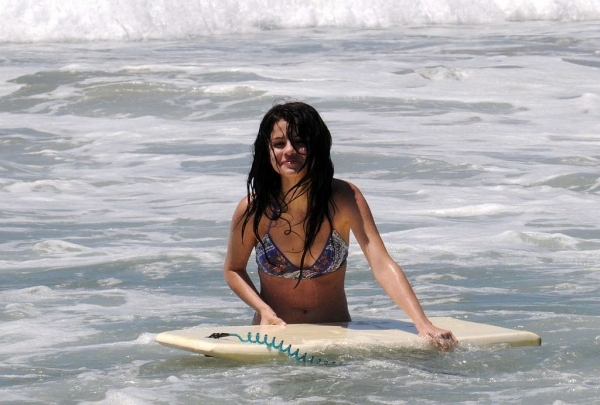 ȘAPTE celebrități care adoră să facă SURF în timpul liber