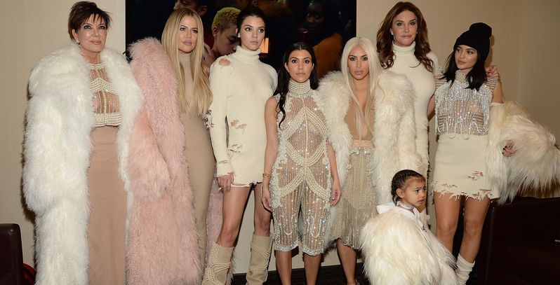 Top 5 cele mai scumpe ținute purtate de surorile Kardashian pe covorul roșu