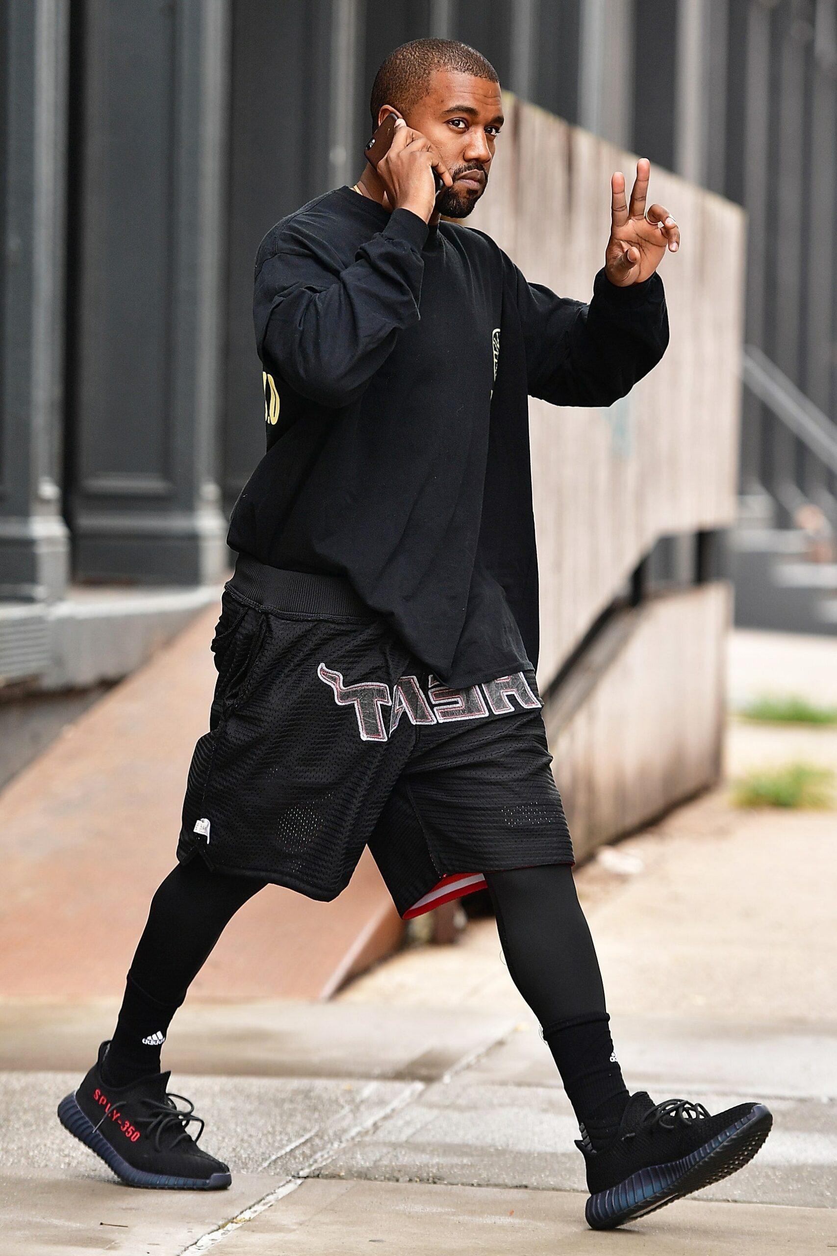 Kanye West lansează „hanoracul perfect. Uite ce preț va avea și cum va arăta!