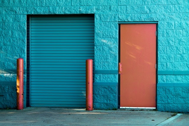 Ușile industriale si usile antifoc: Ce trebuie sa stii despre fiecare