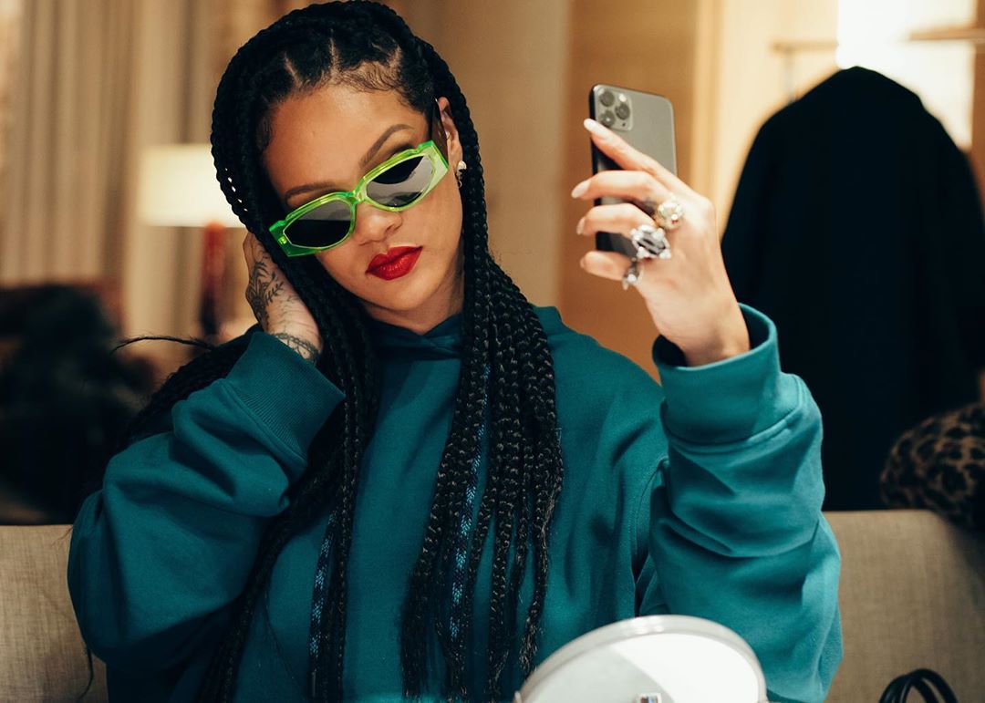 OMG! Rihanna a lansat noua colecţie de ochelari de soare Fenty. Tu ai văzut-o?