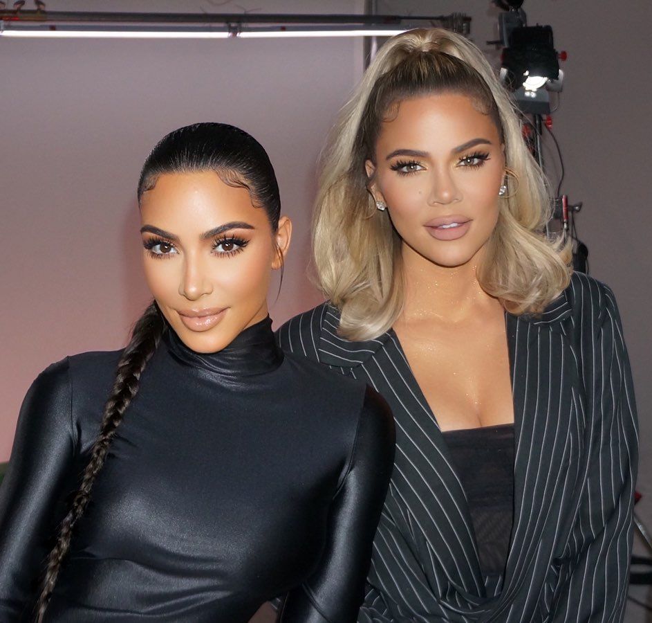 Kim și Khloe Kardashian și-au schimbat look-ul. Arată bine așa?