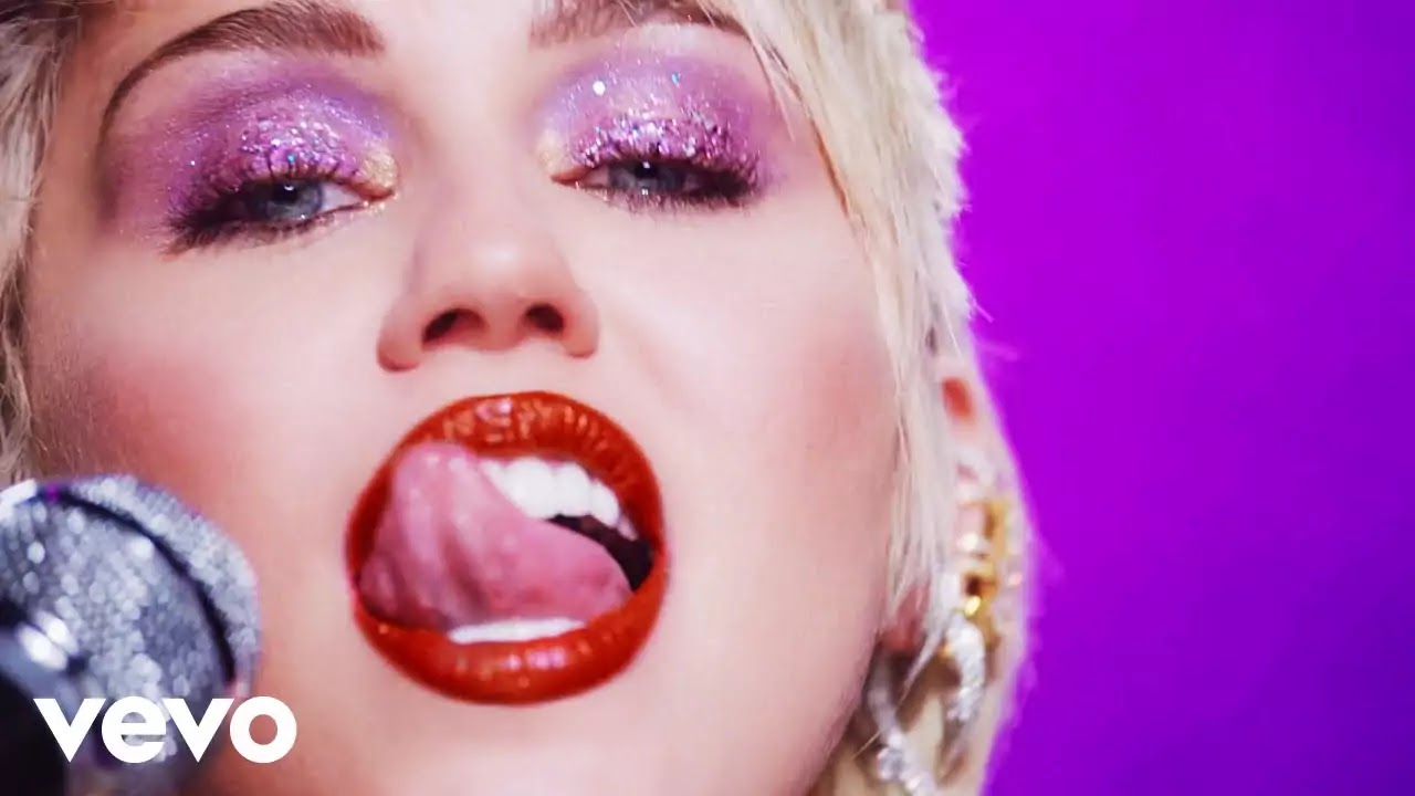 LYRIC VIDEO | Miley Cyrus – Midnight sky