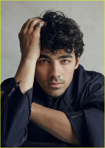 Joe Jonas, tătic sexy. Artistul are un nou look