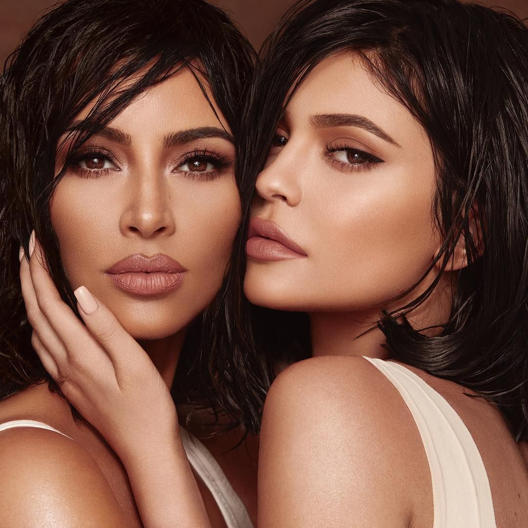 Un videoclip controversat cu Kim și Kylie Jenner a scăpat pe inernet. L-ai văzut?