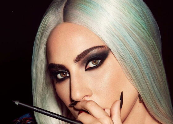 Asta da strategie de marketing! Lady Gaga se dezbracă pentru a-și promova produsele cosmetice
